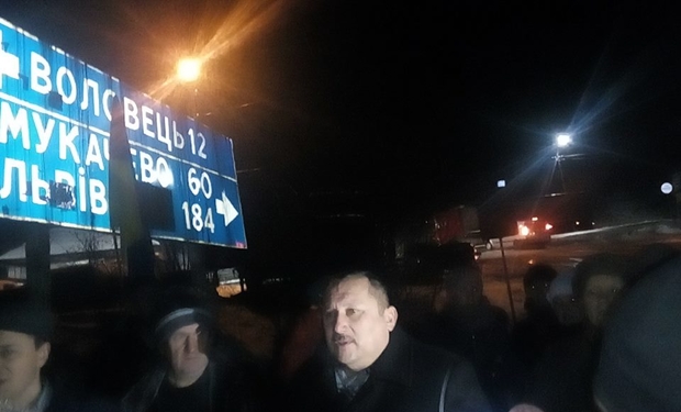 Люди знову зібралися перекривати трасу Чоп-Київ, але чиновники повідомили, що гроші на зарплати прийшли.