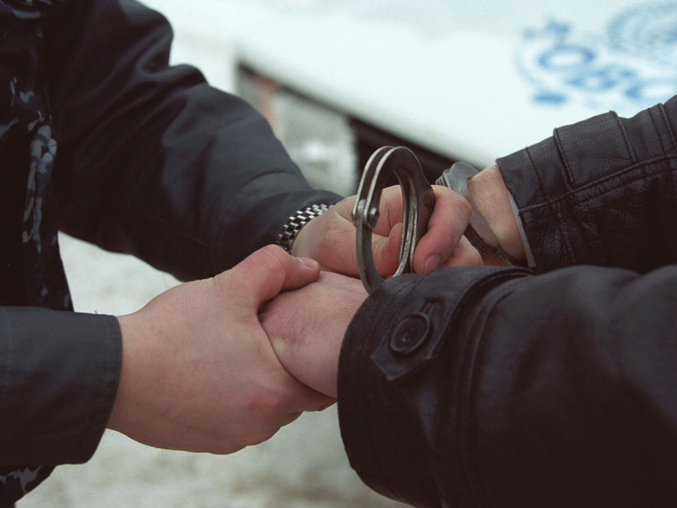 Ужгородские полицейские задержали двух грабителей, которые нападали на улице на одиноких прохожих женщин. Относительно них начато уголовные производство по ст.186 ч.2 УКУ (Грабеж, соединенный с насилием).
