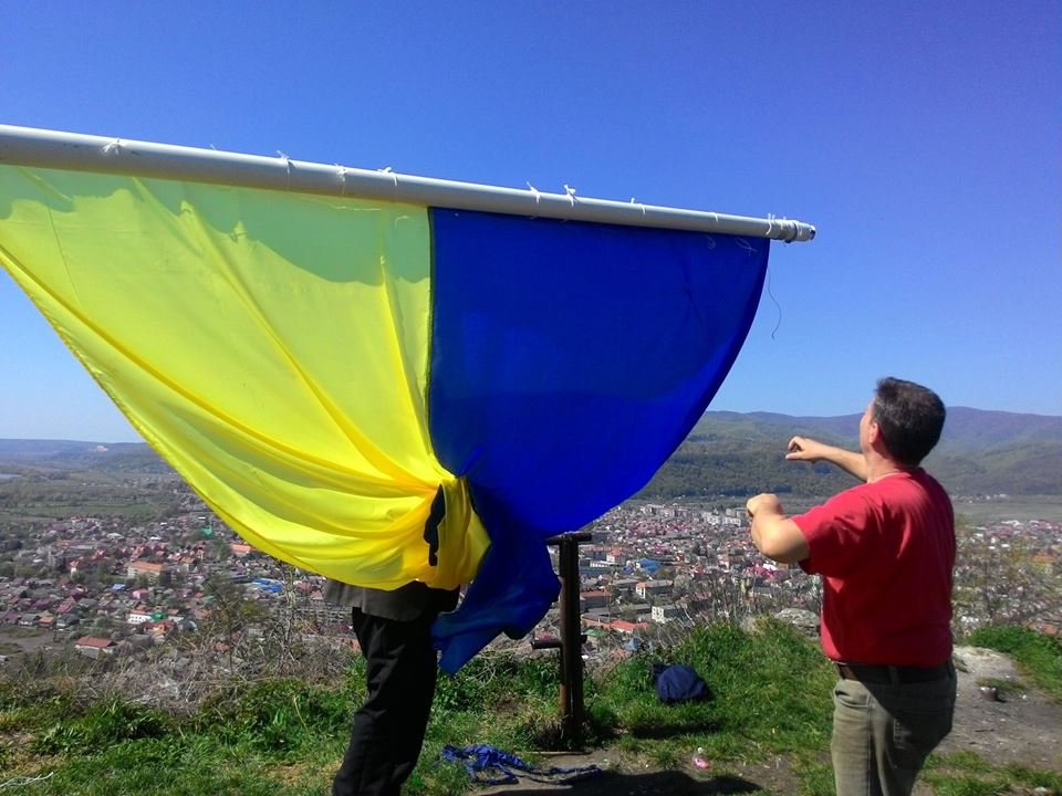 На горе Капуна возле Тячева активисты и участники АТО Тячевщины установят украинский флаг.
