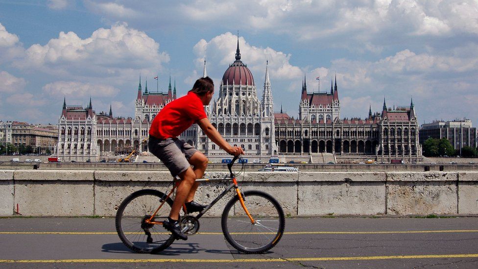 Столиця і найбільше місто Угорщини, за останні 10 років, серйозно покращило свою інфраструктуру і багато досягло у благоустрої районів.