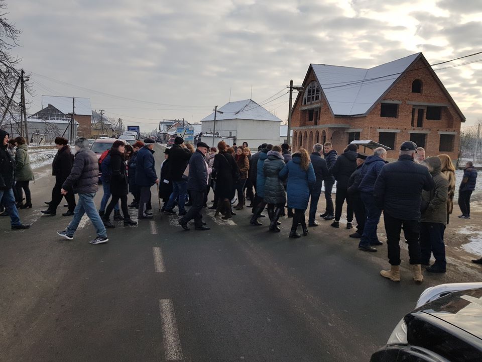 Обурені мешканці Іршавщини протестують проти закриття Центральної районної лікарні.