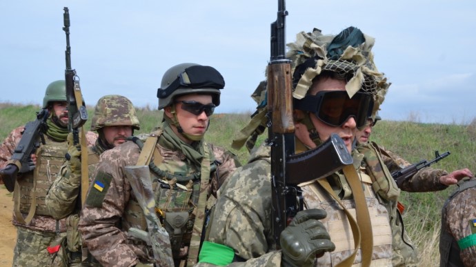 Російські загарбники намагаються взяти під контроль низку населених пунктів на Донбасі. Утім, Збройні Сили України надійно захищаються і дають відсіч ворогу.


