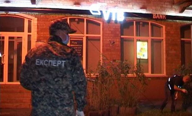 Сегодня ночью в Соломенском районе Киеве возле отделения одного из банков сработало взрывное устройство.

