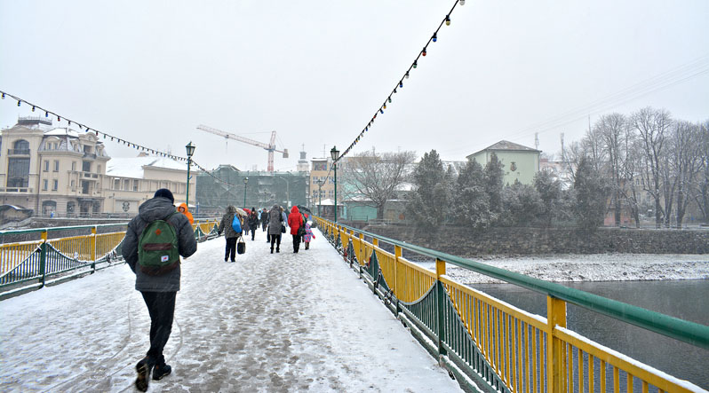 Пішохідний міст в Ужгороді – місце  особливе. Щодня ним проходять тисячі людей. Візитівка міста має особливу ауру. Тут люблять фотографуватися туристи, випрошувати милостиню нужденні.