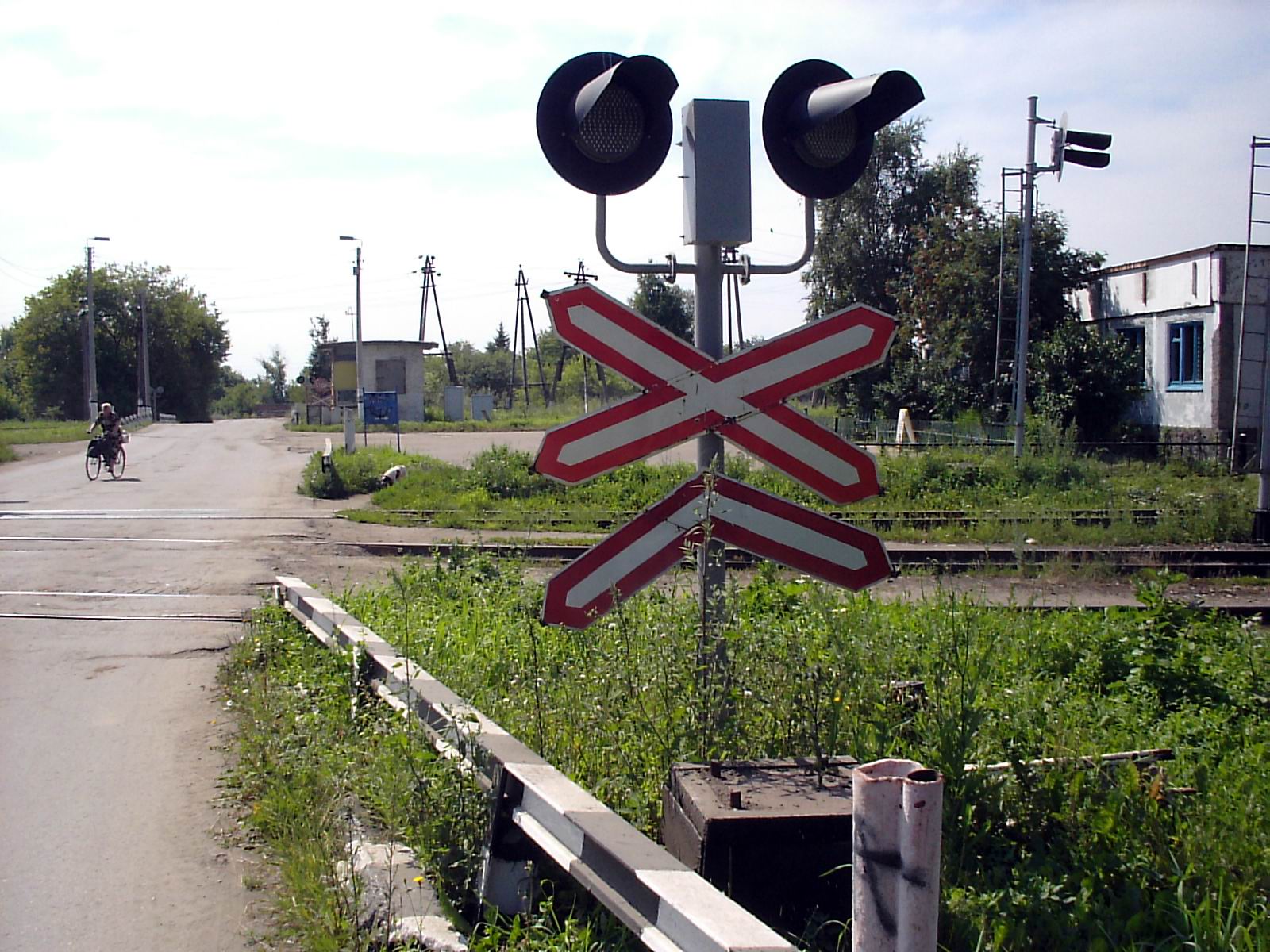 В Ужгороде мужчина на запрещающий знак выехал на железнодорожный переезд