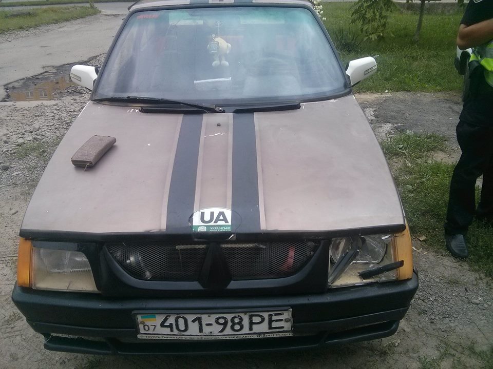 Вночі в Новому Районі Ужгорода невідомі особи розбивали дзеркала та фари на автомобілях, припаркованих на вулиці Легоцького.