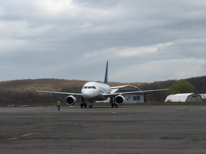 Про те, чи літатимуть літаки до Києва з Ужгорода й надалі, повідомив директор Ужгородського аеропорту Руслан Лііс.
