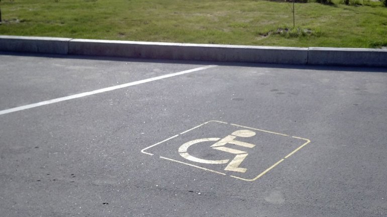 Підписано Закон про посилення відповідальності за парковку, зупинку, стоянку транспортних засобів на місцях, призначених для осіб з інвалідністю.