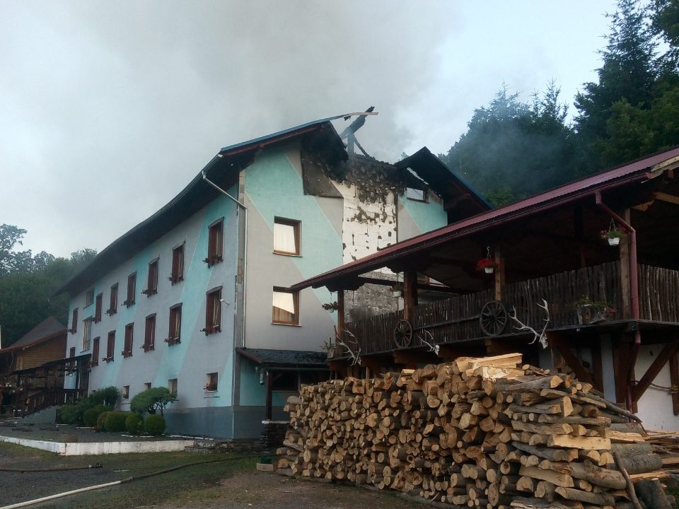 На Великоберезнянщині триває ліквідація пожежі в готельно-ресторанному комплексі.