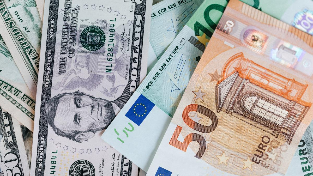 Курс валют на 16 грудня: як змінився курс долара та євро перед вихідними