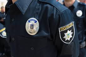 Правоохоронці Воловецького відділення поліції затримали 45-річного раніше судимого місцевого мешканця, який обікрав продуктовий магазин та намагався пограбувати жінку в центрі селища.