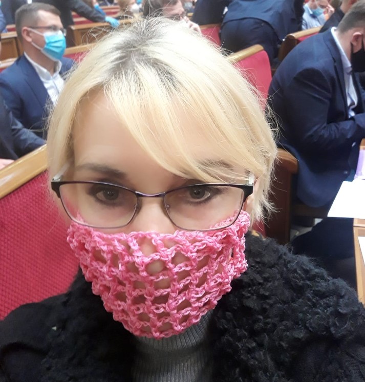 Богуцька пояснює, що в'язана маска на її особі - це протест, який 