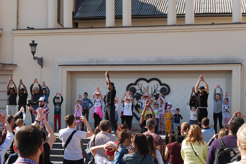 Танцівники сьогодні дали майстер-класи для учнів Ужгородської школи мистецтв та студентів Ужгородського коледжу культури і мистецтв, а на площі Театральній провели флешмоб.