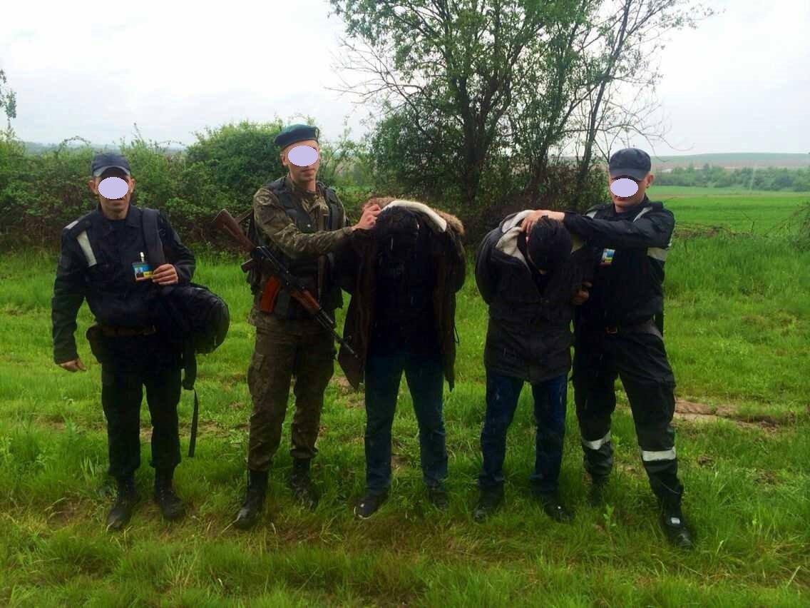 Двух иностранцев, которые пытались незаконно пересечь границу вблизи пункта пропуска «Ужгород» задержали сегодня военнослужащие Чопского отряда.