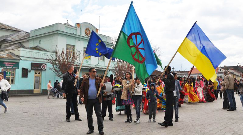 Сьогодні, 8 квітня, у центрі Ужгорода було галасно і колоритно. З прапорами Європейського Союзу, України та ромської громади закарпатські роми святкували свій Міжнародний день.