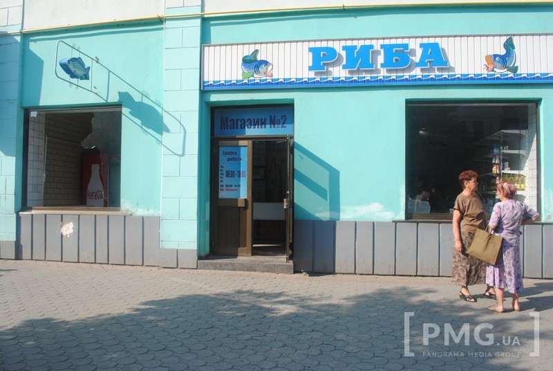 Сьогодні зранку у самому центрі Мукачева невідомі знову розбили вітрину рибного магазину.
