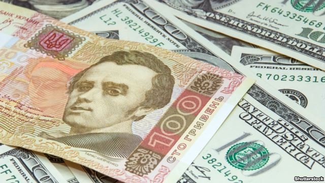 Национальный банк Украины установил последний в году официальный курс национальной валюты по отношению к доллару на уровне 24,000667 грн.
