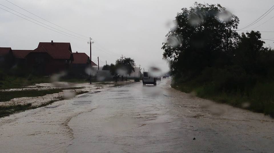На Закарпатті на двох автомобільних дорогах місцевого значення забороонили рух через підйом рівнів води у річках.
