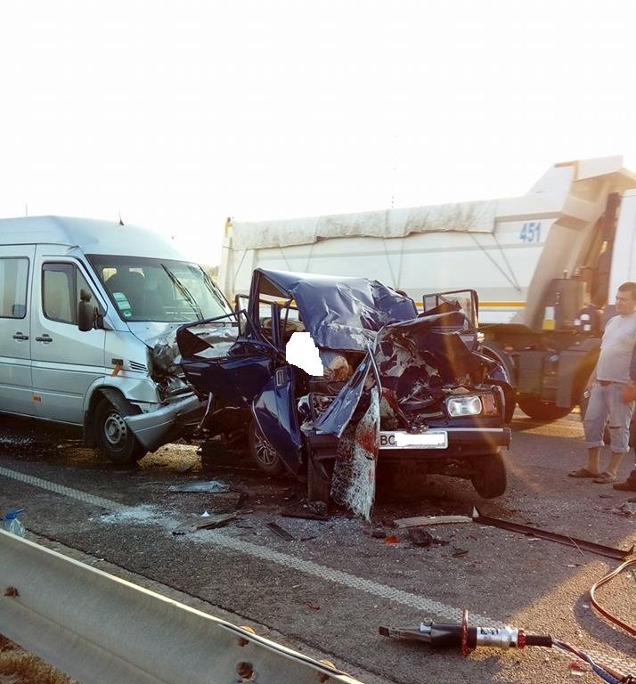 Зіткнулися вантажівка, ВАЗ та мікроавтобус. Внаслідок зіткнення відразу загинули двоє людей, ще один пасажир легковика помер у лікарні.