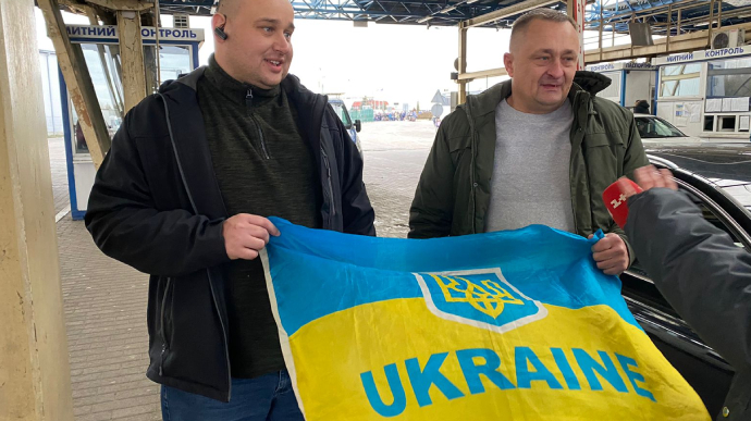 Від початку повномасштабного вторгнення Російської Федерації в Україну з-за кордону повернулися більше 300 тисяч українців, більшість – чоловіки.


