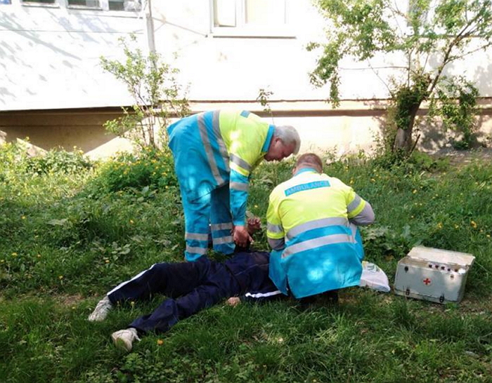 Сьогодні з ранку в ході патрулювання мікрорайону Росвигово було помічено чоловіка який лежав на зеленій зоні.