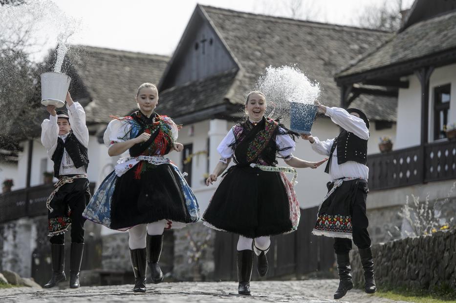 Як у головному етно-селі Угорщини обливають дівчат водою (ВІДЕО)