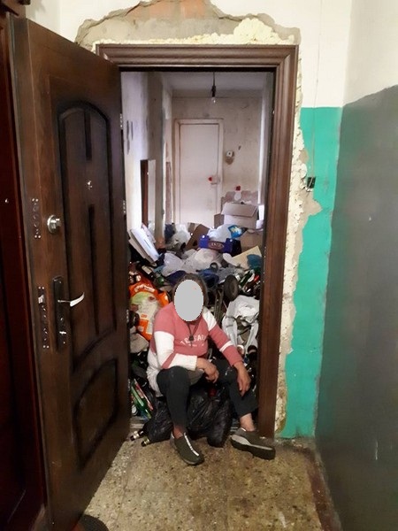 Мешканці одного з багатоквартирних будинків Ужгорода скаржаться на сусідку, яка перетворила своє помешкання на сміттєзвалище.

