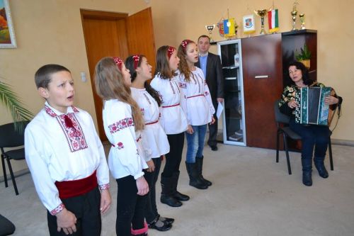Берегівські дітлахи колядували для потреб вояків АТО