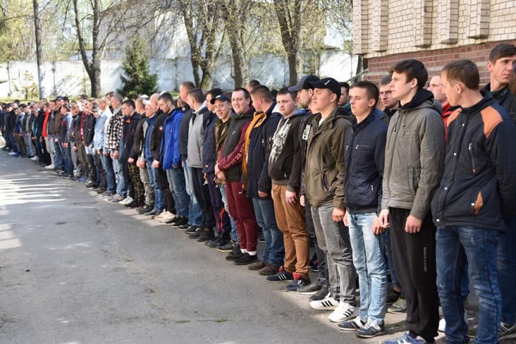 Під час війни в Україні військовозобов'язаними вважаються усі чоловіки віком від 18 до 60 років. 