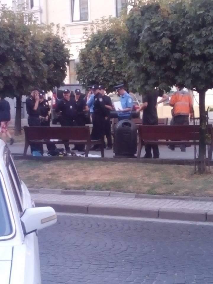 Сегодня, 28 августа, около 19.30 прохожий сообщил о подозрительном предмете на скамейке на проспекте Шевченко возле областной прокуратуры.