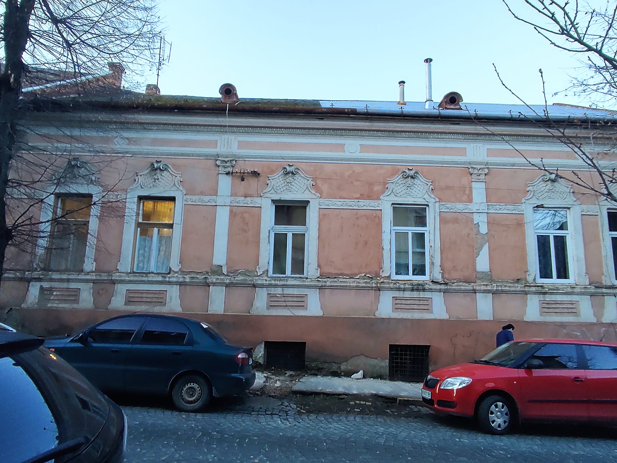 Невідомі позривали підвіконня та зливну трубу з будинку в історичній частині Ужгорода.