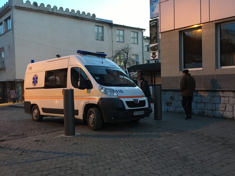 Металеві обмежувачі руху завадили кареті швидкої допомоги заїхати на вулицю Волошина в Ужгороді. 
