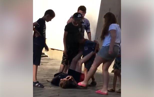 Дети не реагировали на призывы женщины остановить, один из участников возмутился, что их снимают на видео.
