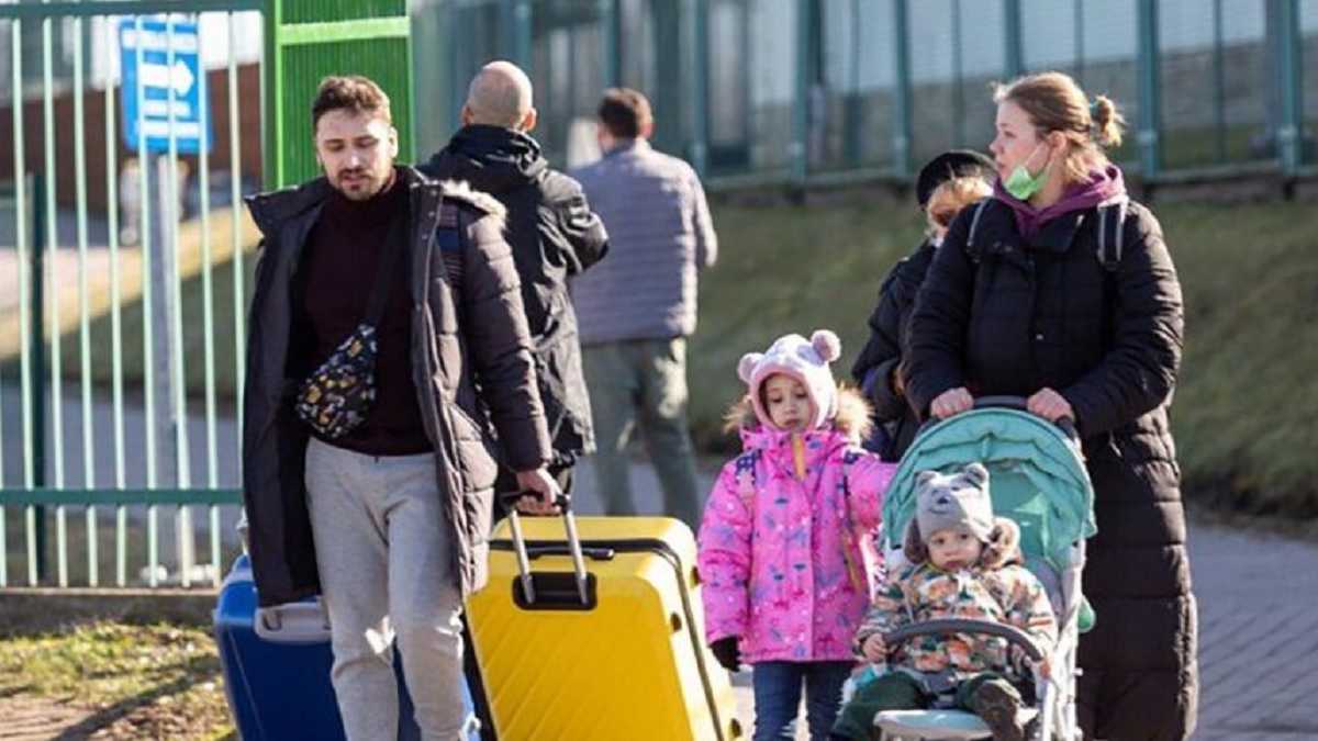 У Польщі заявили, що готові продовжувати приймати українських біженців. Поки що для цього є можливості.

