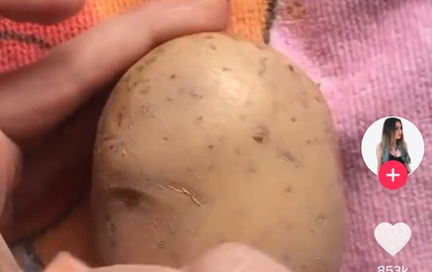 Блогери демонструють в соцмережах свою майстерність створення макіяжу, розфарбовуючи картоплини.

