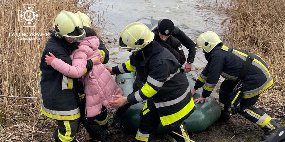 15 лютого у місті Броди на Львівщині семикласниця провалилась під кригу на місцевому озері. На порятунок дівчинки виїхав підрозділ ДСНС, який її витяг з води і передав медикам.
