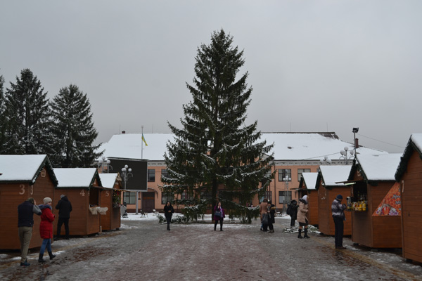 Новорічно-різдвяна хвойна красуня, яку вже встановили на площі Поштовій у Тячеві, нагадує тячівцям про наближення зимових свят.
