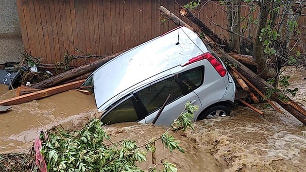 В Чехии в Оломоуцькому крае в результате паводка, вызванного сильными ливнями, под водой оказались несколько деревень.

