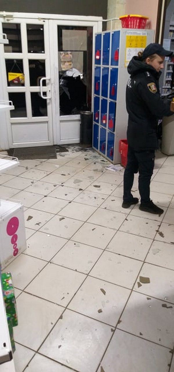 В Ужгородском микрорайоне Шахта ночью неизвестные совершили попытку ограбить продуктовый магазин «Витаминка», что находится на вул. Руданского.

