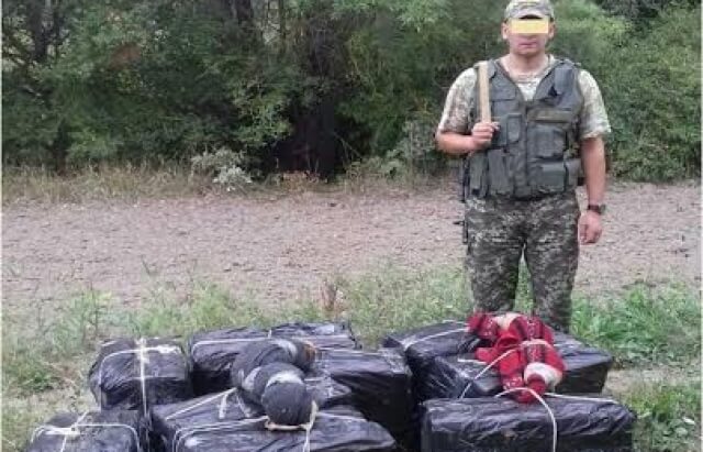 Бойцы Мукачевского пограничного отряда обнаружили вблизи украинско-венгерской границы возле с.Дзвонковое 9 больших пакетов с сигаретами марки Compliment – всего 7 тысяч пачек. 
