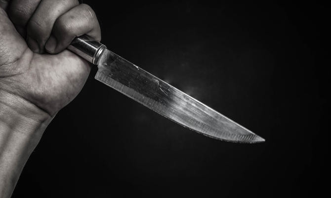 На Чернігівщині чоловік вдарив ножем вагітну жінку.
