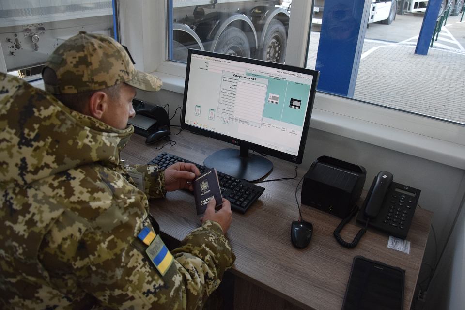 Під час воєнного стану в Україні суттєво «лімітували» виїзд за кордон чоловіків. Загалом станом на 1 березня 2023 року за «загальною процедурою» було видано більше 1,27 млн дозволів на виїзд.