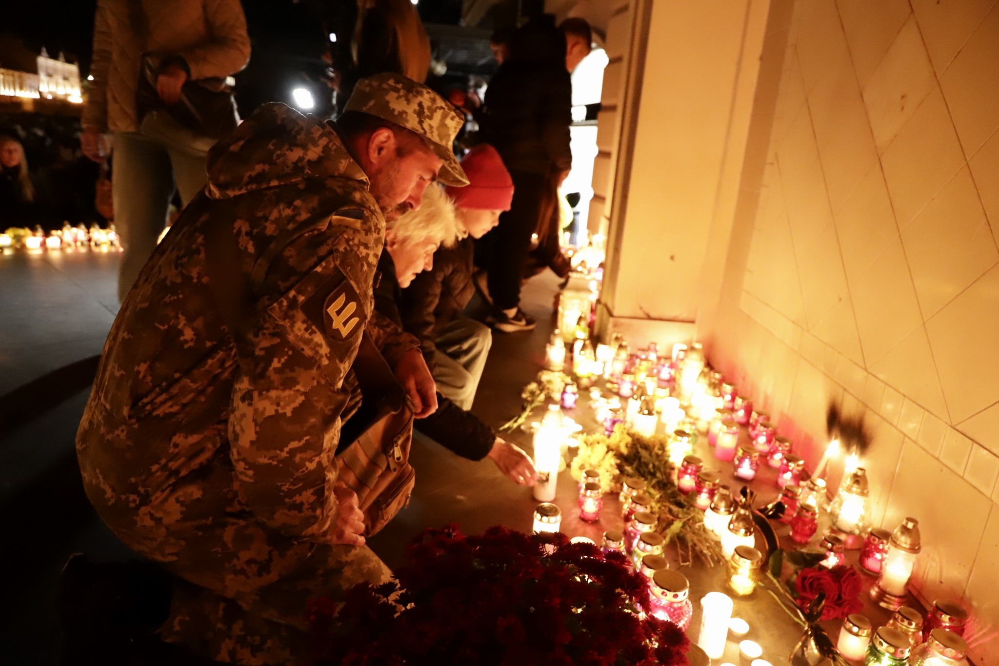 Тисячі людей у різних містах Закарпаття запалили памʼятні свічки, щоб вшанувати полеглих Героїв.