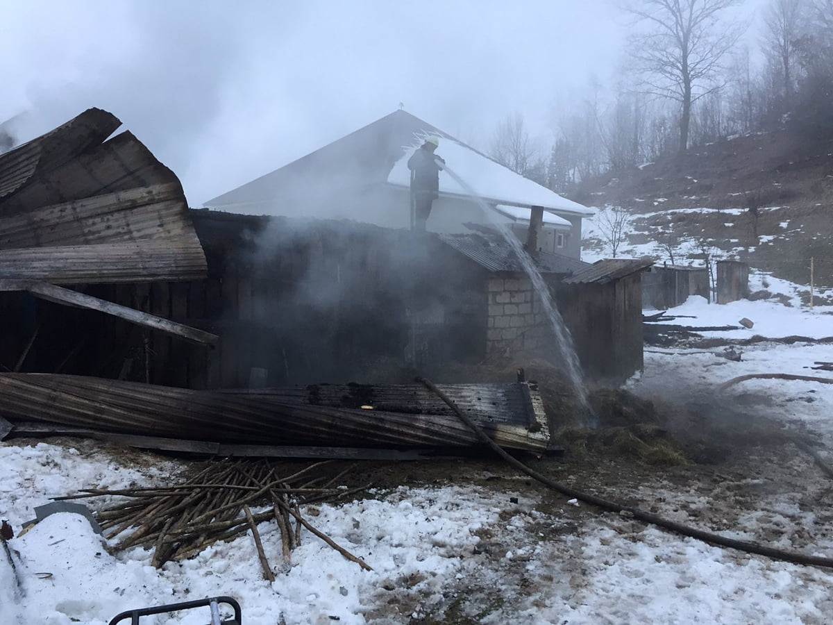 Мешканців хустського села Липецька Поляна у неділю від сну пробудила пожежа.