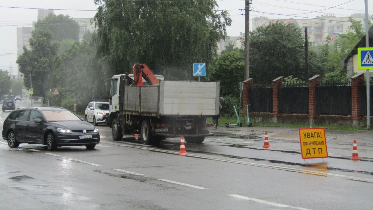 На Заході України вантажівка збила дівчину на пішохідному переході