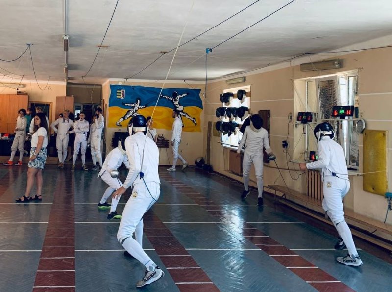 Днями в ужгородському СК «Динамо» відбувся Відкритий чемпіонат області з фехтування на шпагах серед дорослих 2022. Учасниками цієї спортивної події стали близько півсотні фехтувальників.