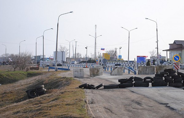 Невідомі вирили півкілометровий рів на адміністративному кордоні Криму з Україною