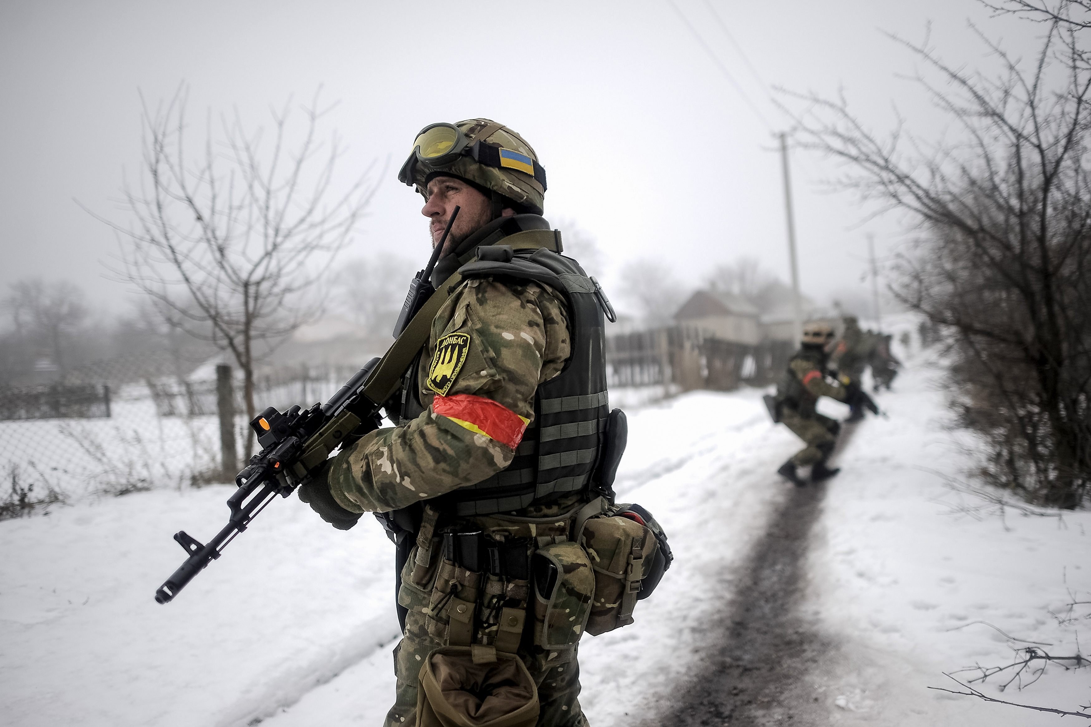С начала суток боевики 28 раз открывали огонь по позициям украинских военных в зоне проведения АТО на Донбассе, в результате чего двое бойцов получили ранения, один погиб.