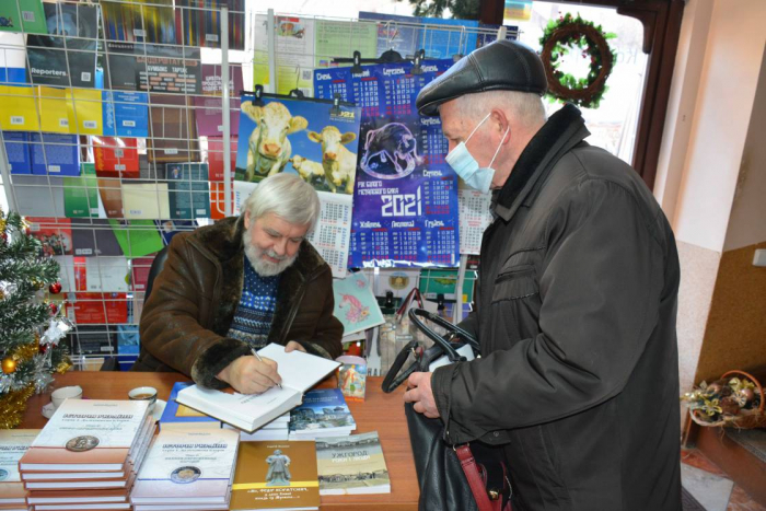 В этом году профессор УжНУ представил на письменном мероприятии четыре тома истории Украины. 2 декабря 