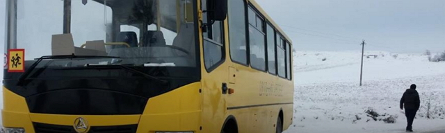 У Карпатах рятувальники витягали з кювету шкільний автобус, в якому перебувало 29 осіб